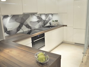 apartament Angelwings Wrocław - Mała otwarta z salonem z zabudowaną lodówką z podblatowym zlewozmywakiem kuchnia w kształcie litery u, styl nowoczesny - zdjęcie od WOLAKDESIGN