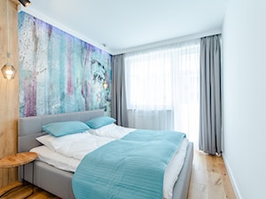 Apartament nad morzem - Kołobrzeg - Mała biała sypialnia z balkonem / tarasem, styl nowoczesny - zdjęcie od Art House Studio