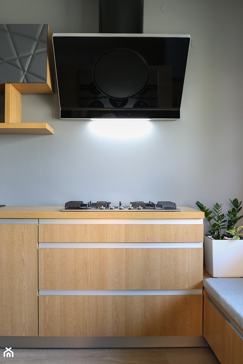 Nowoczesne drewno z aluminium - Mała otwarta szara z zabudowaną lodówką kuchnia jednorzędowa, styl nowoczesny - zdjęcie od Art House Studio
