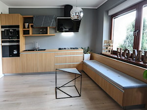 Nowoczesne drewno z aluminium - Mała otwarta biała szara z zabudowaną lodówką z nablatowym zlewozmywakiem kuchnia jednorzędowa z oknem, styl nowoczesny - zdjęcie od Art House Studio