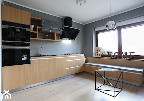 Nowoczesne drewno z aluminium - Mała z salonem szara z zabudowaną lodówką z podblatowym zlewozmywakiem kuchnia jednorzędowa z oknem, styl nowoczesny - zdjęcie od Art House Studio