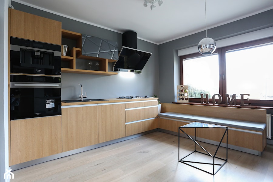 Nowoczesne drewno z aluminium - Mała z salonem szara z zabudowaną lodówką z podblatowym zlewozmywakiem kuchnia jednorzędowa z oknem, styl nowoczesny - zdjęcie od Art House Studio