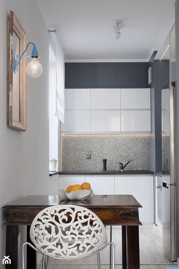 Mieszkanie 45m2 - Mała otwarta z kamiennym blatem szara z zabudowaną lodówką z nablatowym zlewozmywakiem kuchnia w kształcie litery l z oknem, styl nowoczesny - zdjęcie od BIZZONARCH