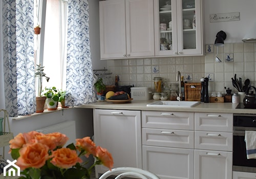 Homebook - Mała zamknięta z kamiennym blatem biała z zabudowaną lodówką z nablatowym zlewozmywakiem kuchnia jednorzędowa z oknem - zdjęcie od Bosy dom