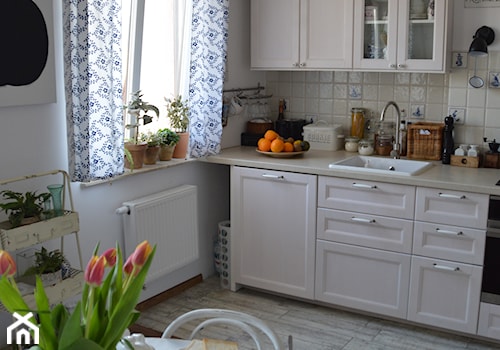 Homebook - Mała otwarta z salonem z kamiennym blatem biała z zabudowaną lodówką z nablatowym zlewozmywakiem kuchnia jednorzędowa z oknem - zdjęcie od Bosy dom