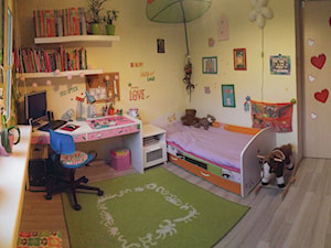 Stan obecny - dużo kolorów i zbędnych dodatków, ściany ozdobione naklejkami oraz radosną twórczością dziecka :) - zdjęcie od Agnieszka Grzelak 14