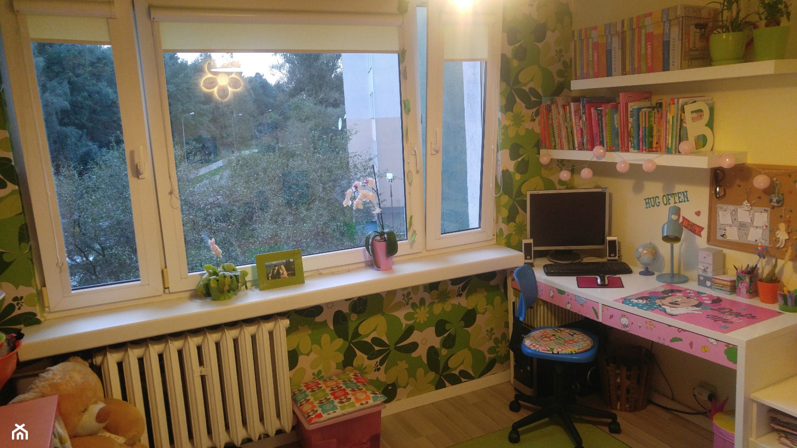 Kolorowa tapeta oraz wiele dziecięcych dekoracji wokół biurka nie sprzyjają wyciszeniu i nauce. - zdjęcie od Agnieszka Grzelak 14 - Homebook