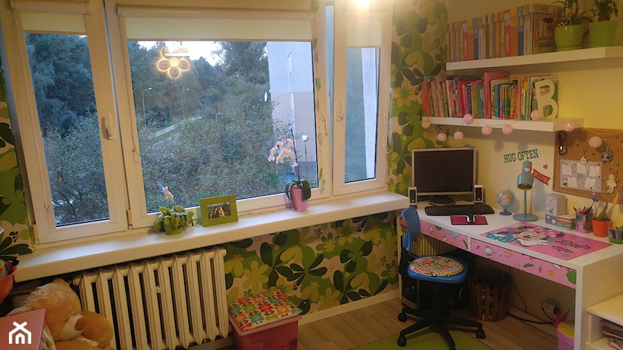 Kolorowa tapeta oraz wiele dziecięcych dekoracji wokół biurka nie sprzyjają wyciszeniu i nauce. - zdjęcie od Agnieszka Grzelak 14