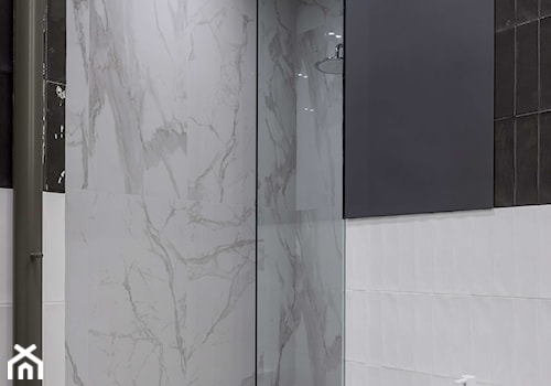 Contemporary art style - Mała bez okna z marmurową podłogą z punktowym oświetleniem łazienka, styl nowoczesny - zdjęcie od Home design HD-m2