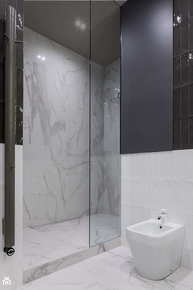 Contemporary art style - Mała bez okna z marmurową podłogą z punktowym oświetleniem łazienka, styl nowoczesny - zdjęcie od Home design HD-m2