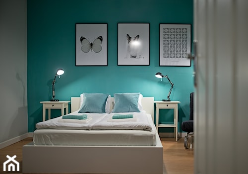 Apartament InsideKraków - Średnia biała niebieska sypialnia, styl skandynawski - zdjęcie od Projektownia