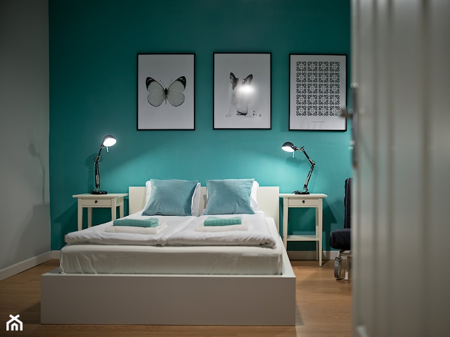 Apartament InsideKraków - Średnia biała niebieska sypialnia, styl skandynawski - zdjęcie od Projektownia