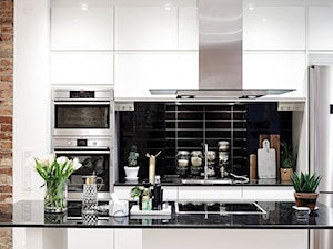 Studio - Kawalerka white mirror gloss - Średnia otwarta z salonem biała czarna z zabudowaną lodówką z podblatowym zlewozmywakiem kuchnia jednorzędowa dwurzędowa z wyspą lub półwyspem, styl nowoczesny - zdjęcie od Emilia Forgiel