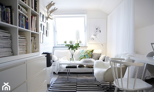 biały salon i dywan w czarno-białe paski