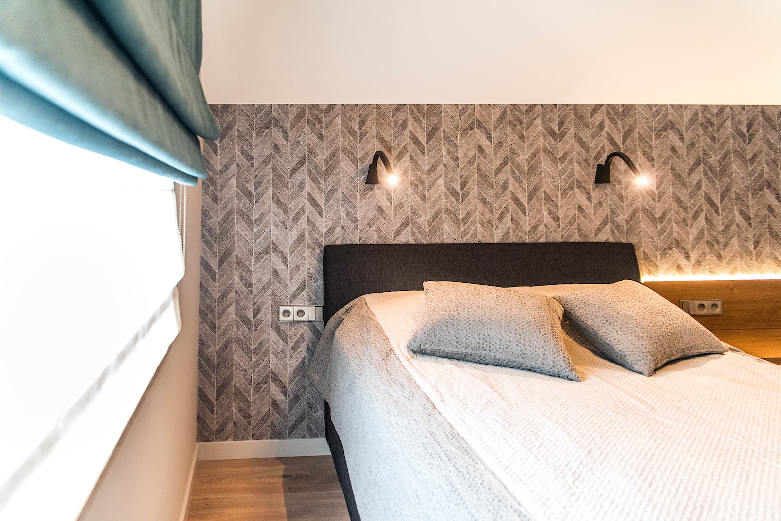 Dom Jednorodzinny, Gdynia. - Mała beżowa sypialnia, styl nowoczesny - zdjęcie od InteriorIdea - Homebook