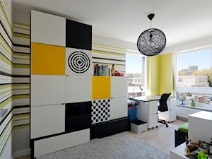 Mieszkanie w Gydni - Duży biały pokój dziecka dla nastolatka dla chłopca, styl nowoczesny - zdjęcie od InteriorIdea