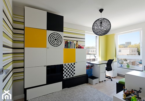 Mieszkanie w Gydni - Duży biały pokój dziecka dla nastolatka dla chłopca, styl nowoczesny - zdjęcie od InteriorIdea
