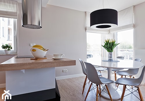 Mieszkanie w Gydni - Średnia biała jadalnia w kuchni, styl nowoczesny - zdjęcie od InteriorIdea