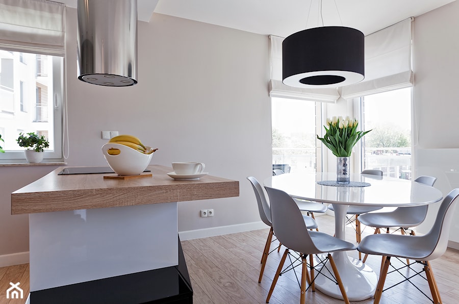 Mieszkanie w Gydni - Średnia biała jadalnia w kuchni, styl nowoczesny - zdjęcie od InteriorIdea