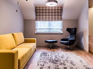Dom Jednorodzinny, Gdynia. - Średnia beżowa szara sypialnia na poddaszu, styl nowoczesny - zdjęcie od InteriorIdea