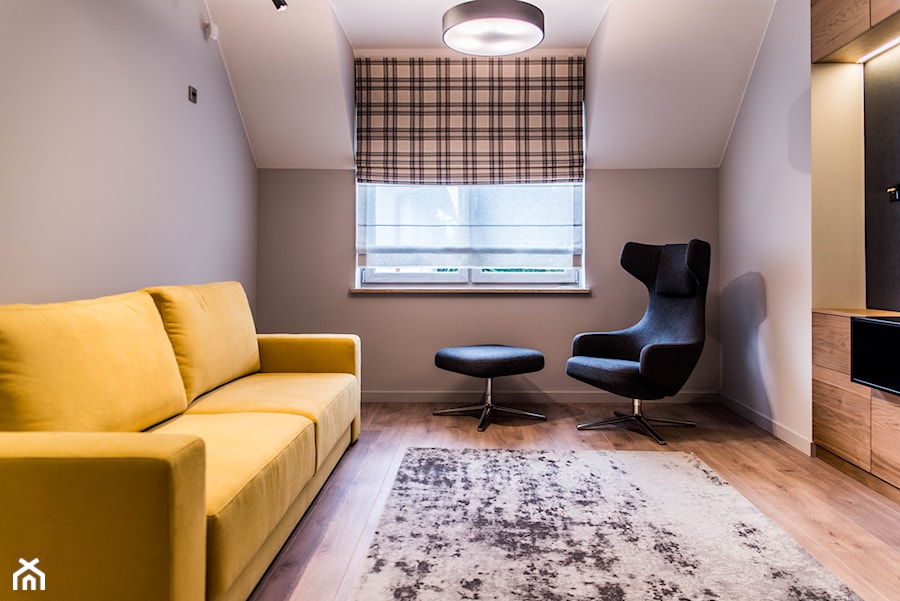 Dom Jednorodzinny, Gdynia. - Średnia beżowa szara sypialnia na poddaszu, styl nowoczesny - zdjęcie od InteriorIdea