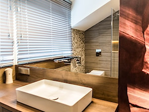 Dom Jednorodzinny, Gdynia. - Mała na poddaszu z lustrem łazienka z oknem, styl nowoczesny - zdjęcie od InteriorIdea