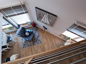 Apartament nad morzem - Mały biały salon z antresolą, styl skandynawski - zdjęcie od InteriorIdea