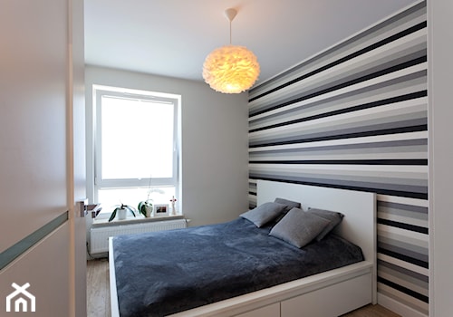 Mieszkanie w Gydni - Mała szara sypialnia, styl minimalistyczny - zdjęcie od InteriorIdea