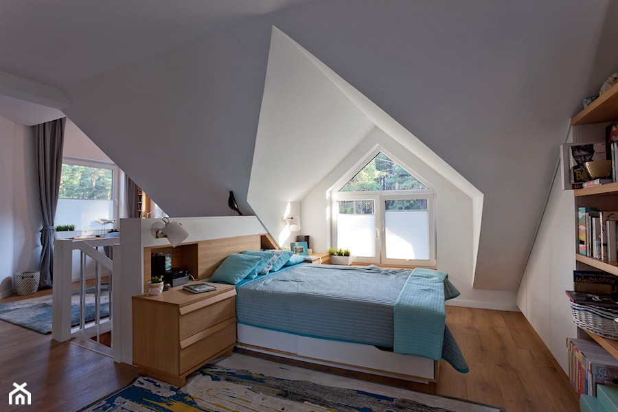 Apartament nad morzem - Duża szara sypialnia na poddaszu, styl skandynawski - zdjęcie od InteriorIdea
