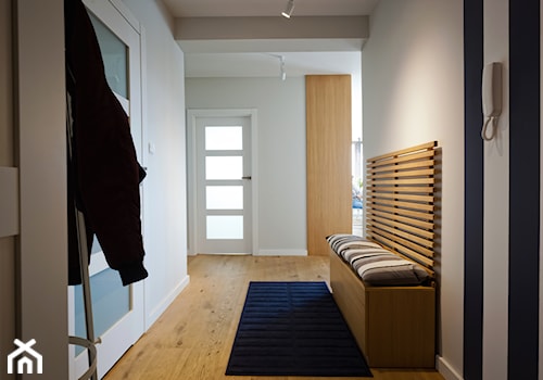 Apartament letni w Kątach Rybackich - Średni biały hol / przedpokój, styl skandynawski - zdjęcie od InteriorIdea