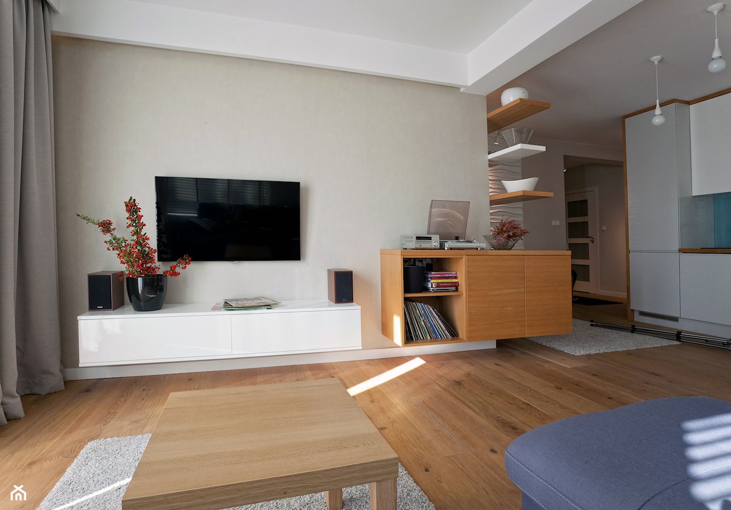 Apartament letni w Kątach Rybackich - Mały biały salon, styl nowoczesny - zdjęcie od InteriorIdea - Homebook