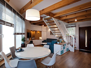 Apartament nad morzem - Mały beżowy biały salon z jadalnią, styl skandynawski - zdjęcie od InteriorIdea