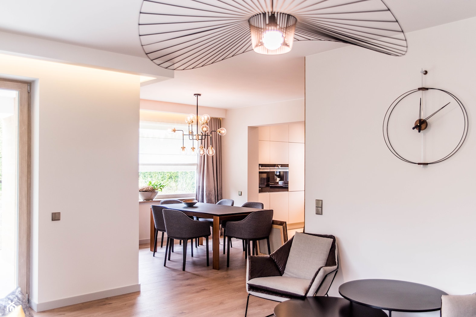 Dom Jednorodzinny, Gdynia. - Średnia beżowa jadalnia jako osobne pomieszczenie, styl nowoczesny - zdjęcie od InteriorIdea - Homebook