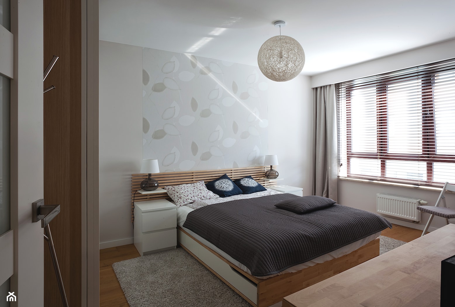 Apartament letni w Kątach Rybackich - Średnia beżowa sypialnia, styl skandynawski - zdjęcie od InteriorIdea - Homebook