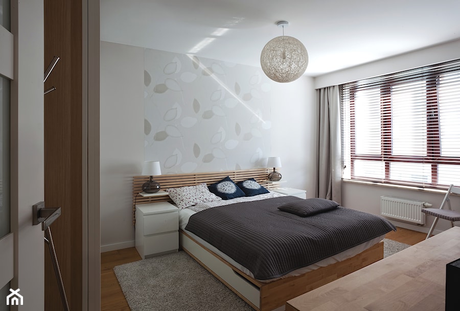 Apartament letni w Kątach Rybackich - Średnia beżowa sypialnia, styl skandynawski - zdjęcie od InteriorIdea