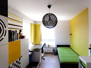 Mieszkanie w Gydni - Mały biały żółty pokój dziecka dla nastolatka dla chłopca, styl nowoczesny - zdjęcie od InteriorIdea