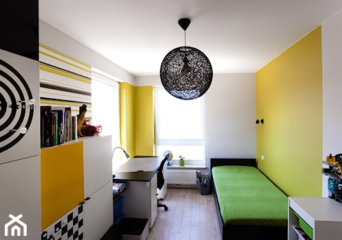 Mieszkanie w Gydni - Mały biały żółty pokój dziecka dla nastolatka dla chłopca, styl nowoczesny - zdjęcie od InteriorIdea
