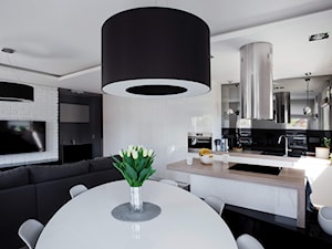 Mieszkanie w Gydni - Duży biały czarny salon z kuchnią z jadalnią, styl nowoczesny - zdjęcie od InteriorIdea