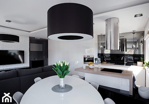 Mieszkanie w Gydni - Duży biały czarny salon z kuchnią z jadalnią, styl nowoczesny - zdjęcie od InteriorIdea