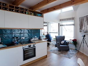 Apartament nad morzem - Mała otwarta z salonem biała z zabudowaną lodówką z nablatowym zlewozmywakiem kuchnia jednorzędowa z oknem, styl skandynawski - zdjęcie od InteriorIdea