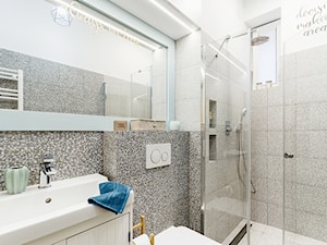 Urban Jungle - mieszkanie na wynajem krótkoterminowy - Mała z lustrem łazienka z oknem - zdjęcie od studio hex