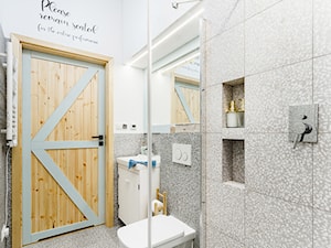 Urban Jungle - mieszkanie na wynajem krótkoterminowy - Mała bez okna z lustrem z marmurową podłogą łazienka - zdjęcie od studio hex