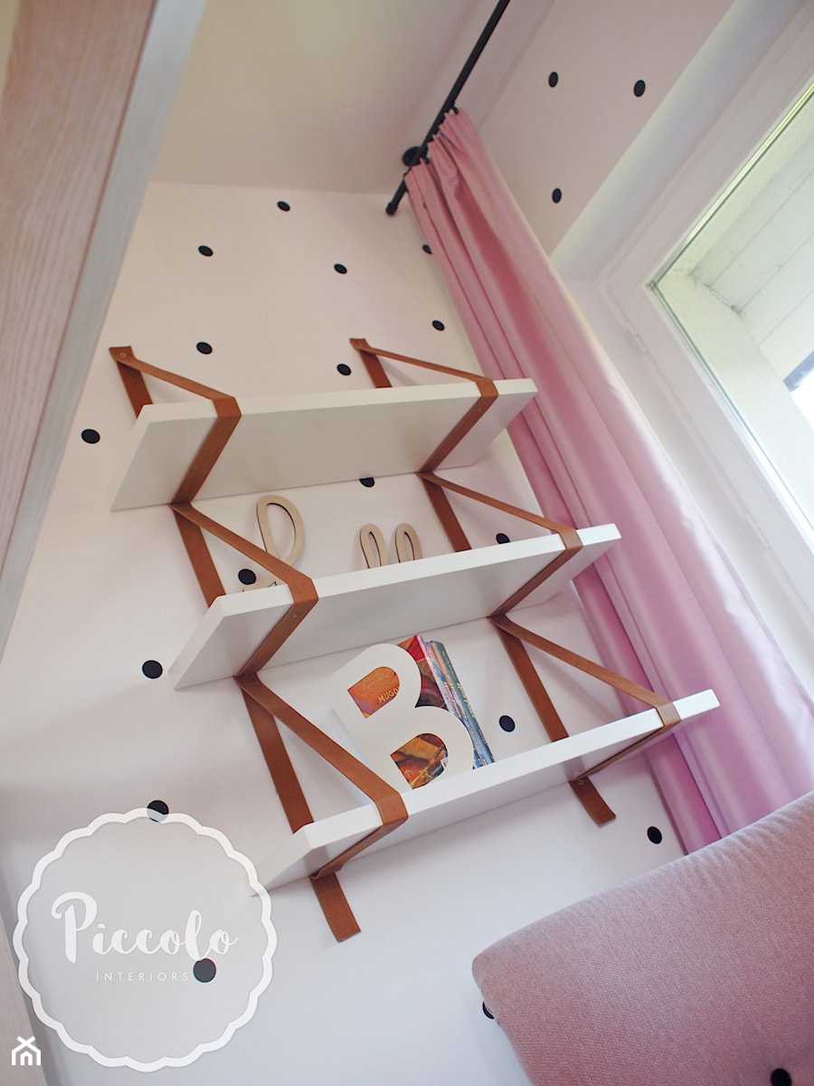 Pokój Basi - Mały biały pokój dziecka dla dziecka dla nastolatka dla dziewczynki, styl skandynawski - zdjęcie od Piccolo Interiors