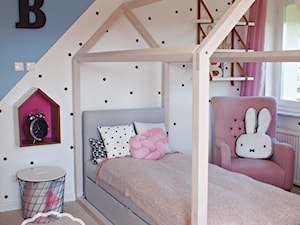 Pokój Basi - Mały biały niebieski pokój dziecka dla dziecka dla nastolatka dla dziewczynki, styl skandynawski - zdjęcie od Piccolo Interiors