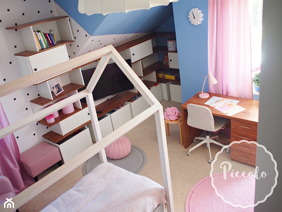 Pokój Basi - Mały biały niebieski pokój dziecka dla dziecka dla nastolatka dla dziewczynki, styl skandynawski - zdjęcie od Piccolo Interiors