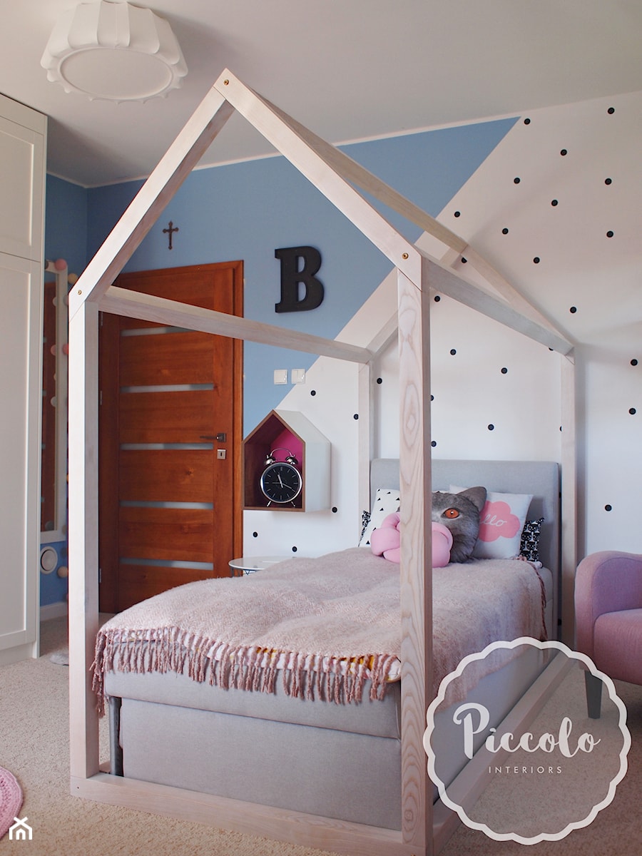 Pokój Basi - Średni biały niebieski pokój dziecka dla dziecka dla nastolatka dla chłopca dla dziewczynki, styl skandynawski - zdjęcie od Piccolo Interiors