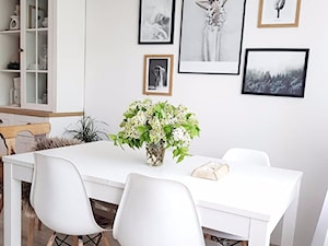 #5latHomebook - Mała biała jadalnia w salonie - zdjęcie od Kadr.home