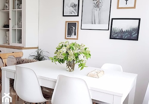 #5latHomebook - Mała biała jadalnia w salonie - zdjęcie od Kadr.home