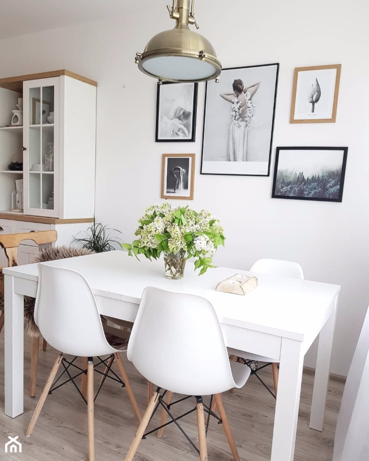 #5latHomebook - Mała biała jadalnia w salonie - zdjęcie od Kadr.home - Homebook
