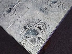 Drewniany stolik z kolekcji " rdzeń drewna " 